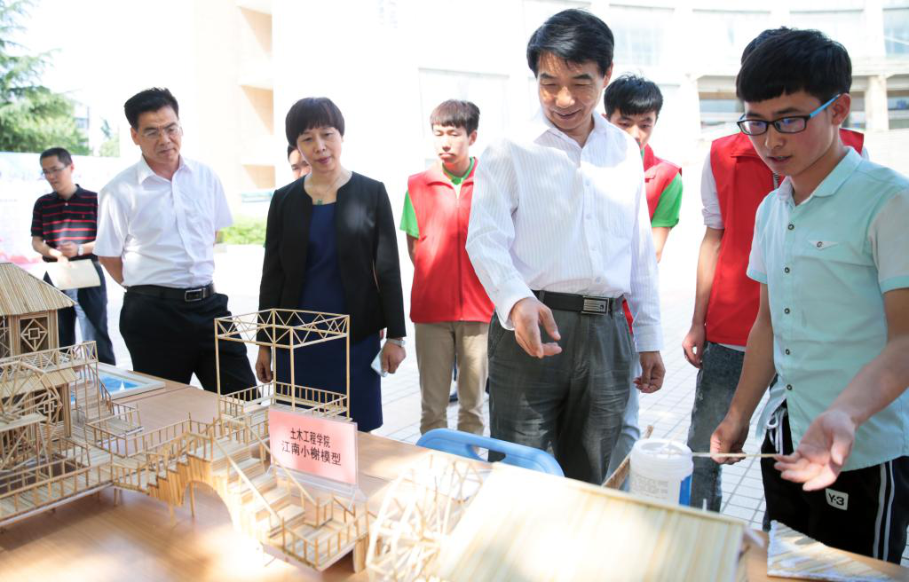 学院领导参观学生作品