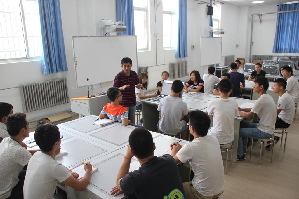 实践课教师带领单号学生分组讨论