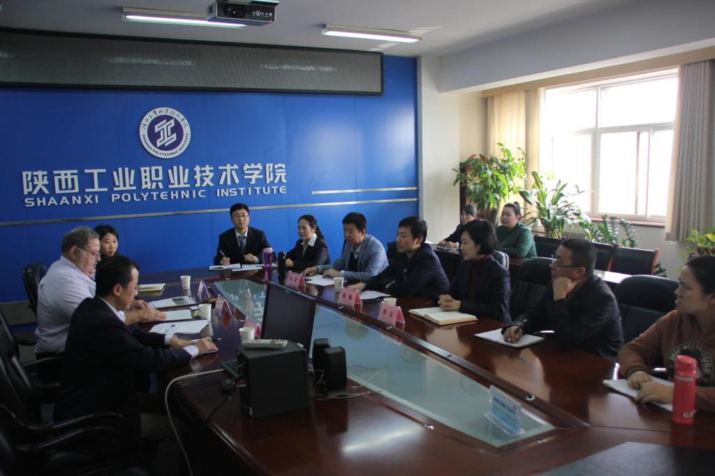 我院教师与雷•迪茨博士进行座谈交流